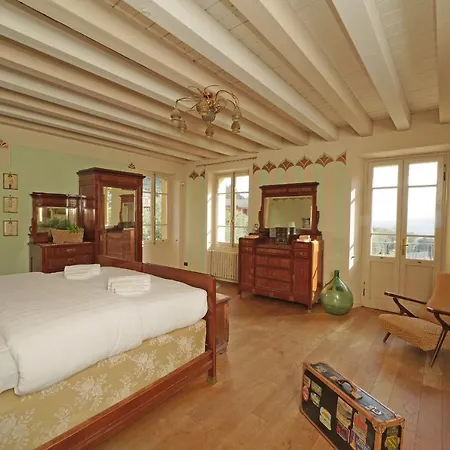 Frida Villa *